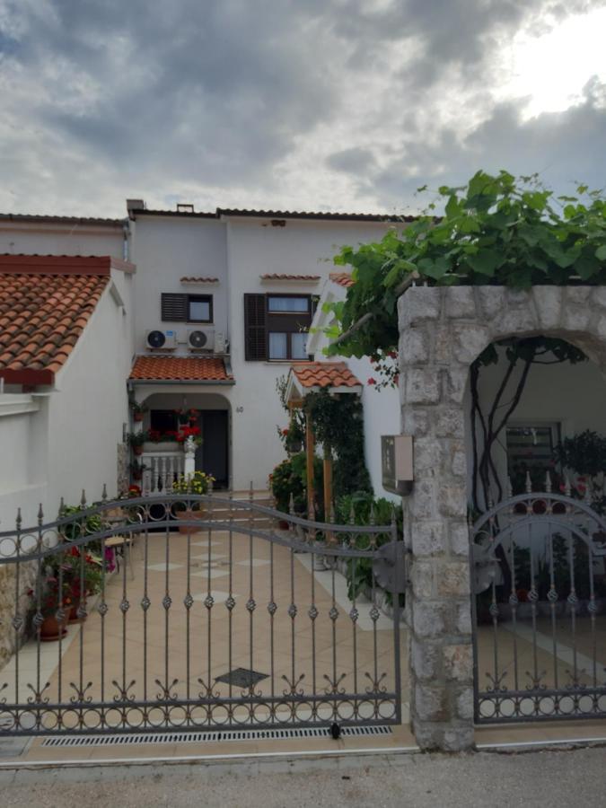 Apartmani Jozefina 奥米沙利 外观 照片